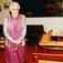 Olga Frøysland, som ein av dei eldste av tidlegare elevar på Sveindal skulehus ved samlingen i 2002. Grindheim.