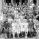STOR GRUPPE: SKOLEELEVER MED LÆRERE, OPPSTILT FORAN SKOLEBYGNINGEN, MØRKVED SKOLE, BRUMUNDDAL.