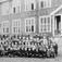 STOR GRUPPE: SKOLEELEVER, EKSTERIØR: LUNDEN SKOLE