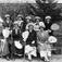 Gruppebilde 17.mai 1915 (salg av maiblomster) første rekke f.v. Malena Dahle, Aasa Bråstein, Teresa Raugstad, Johanna Simonsen. bak f.v. ?, Anna Aase Hana, Brynhild Nygård, Lillemor Johanna Wang og Johanna Gausel
