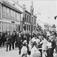 17 mai. Apoteket, Sparebanken, Totalen og Turnhallen. Lensmann Herman Pedersen leder Prosesjonen