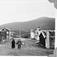 Gard, to kvinner, landskap
