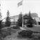 Kort: Gausdal. Gausdal Sanatorium nedenfra.18/6 1903. Bygning, busker, trær, flagg.