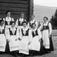 Pro: Pikegruppe i hverdagsbunader. Pikegruppe i nasjonalen. Gålå 01.07.1903.