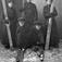 Pro: 12.02.1907. Frøknene Heggenhaugen`s skigruppe. Gruppebilde, mann og kvinner med ski.