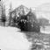 28.02.1908. Johan Bøs hus, Granli. Bolighus, uthus. Gruppebilde, kvinner, menn, gutter.