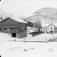 28.02.1908. Gården Bø før avreise av likfølget. Bolighus, uthus, åsside.