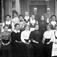02.06.1908. Nord-Fron, Kvam. Gudbrandsdalens Folkehøyskole. Rasmus Stauri øverst til v. på bildet. Konv: Husholdningsskolen Kvam 02.06.1908. Gruppebilde, skolebilde.
