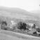 Nord-Fron 25.07.1908. Gården Bø med Kongsli i bakgrunnen. Bolighus, uthus, skigard vei, grind, eng, åsside.