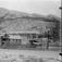 16.01.1909. Sel, Otta. Apoteket med Pillarguritoppen i bakgrunnen, bygninger, uthus, fjellformasjoner.