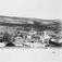 Kort: 05.01.1910. Nord-Fron. Gården Harildstad, Kvikne. Bolighus, uthus, gjerde, skogkledd åsside, vinterlandskap.