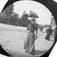 Frk. Olivia Barth spaserer nedover Karl Johan. Hun er datter av marinemaler Barth.