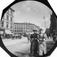 Frk. Holst og frk. Kildahl spaserer langs Karl Johans gate, Oslo, ved Stortinget.
