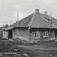 Nordli, Aurskog-Høland, Nedre Romerike, Akershus. Lavt tømmerhus sett mot gårdsplassen.