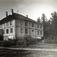 Ø. Vilberg, Sørum, Nedre Romerike, Akershus. Hovedbygningen med inngang og gårdsplass.