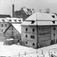 Sjøbod nr, 42, Oslo. Vinterbilde med jernbanespor.