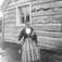 Spinning på håndtein. Andrea Sandnes med håndrokk og håndsnelle. Jølster, Sogn og Fjordane ca 1925.