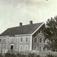 N. Lund, Furnes, Ringsaker, Hedmark. Våningshus bak skigard og gjerde.