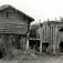 Lille Nøtåsen, Elverum, Sør-Østerdal, Hedmark i 1920-årene. Tun med bur til venstre og bu til høyre.