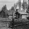 Brennbakken, Tynset, Nord-Østerdal, Hedmark 1927. Gårdstun med stallåve, stue, steinfjøs og avtrede. Nå på Glomdalsmuseet.