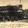 Postkort. Jule- og nyttårshilsen. Fotografisk motiv. Svart/hvitt. Fra gate i Bergen sentrum. Fotgjengere. Trikker. Stemplet 21.12.1908.