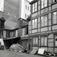 Collett-Cappelengården, Kirkegata 15, Oslo. Bygget i slutten av 1600-tallet og kjøpt av kommerceråd James Collett i 1703. Nå på Norsk Folkemuseum. Eksteriør, gårdsrom, bakgårdsbygninger med uthus og boliger.