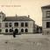 Postkort. Jule- og nyttårshilsen. Fotografisk motiv. Motiv fra Fredrikshald (Halden). Bybygning. Post Telegraf og Sparebank. Fotgjengere. Datert 22.12.1905.