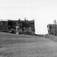 Stensåshau'en, Soknedal, Midtre Gauldal, Sør-Trøndelag. Låve, litt av søre stuu, fjøs og bur, sett fra øst.  Foto: Arne Berg, juni 1952.