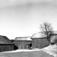 Blindern gård, Oslo 1953. Gårdsplass og uthus, vinterbilde. Dr. Engelstads storgårdsundersøkelser.