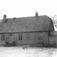 Blindern gård, Oslo 1953. Hovedhuset sett fra gårdsplassen, hund. Dr. Engelstads storgårdsundersøkelser.