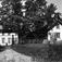 Viken, Hurdal, Akershus 1954. Hovedbygning og sidebygning sett gjennom porten. Fra dr. Eivind S. Engelstads storgårdsundersøkelser 1954.