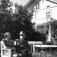 Viken, Hurdal, Akershus 1954. Godseier Niels Luel og frue sitter i hagen. Storgårdsundersøkelser ved dr. Engelstad i 1954.