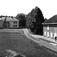 Haugrim, Aurskog, Akershus 1954. Hovedhuset med flagg på halv stang og uthus.
Fra dr. Eivind S. Engelstads storgårdsundersøkelser 1954.