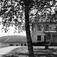 Haugrim, Aurskog, Akershus 1954. Forpakterboligen, fasaden og gårdsplassen.
Fra dr. Eivind S. Engelstads storgårdsundersøkelser 1954.