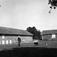 Haugrim, Aurskog, Akershus 1954. Uthus, gårdsplass og arbeidskar med trillebår.
Fra dr. Eivind S. Engelstads storgårdsundersøkelser 1954.