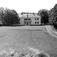 Haugrim, Aurskog, Akershus 1954. Hovedhuset med flagg på halv stang og sidebygning.
Fra dr. Eivind S. Engelstads storgårdsundersøkelser 1954.