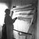 Greneveving (30). Anne Hansen er ferdig med greneteppet og holder på med demonteringen. Manndalen 1955.