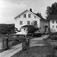 Berg, Ringsaker, Hedmark. Hovedbygningen og føderådsbygningen sett fra innkjørselen..
Fra dr. Eivind S. Engelstads storgårdsundersøkelser 1955