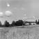 Skinnarbøl, Kongsvinger, Hedmark. Bygningene sett fra kornåker. 
Fra dr. Eivind S. Engelstads storgårdsundersøkelser 1957.