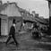 Hammersborg, Oslo 1905. Mann krysser gate med falleferdig trehusbebyggelse. Til 1905-utst. NF.
