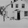 To personer og et reinsdyr utenfor legeboligen Solheim hvor Dr. Andreas B. Wessel og Ellisif Wessel bodde. Kirkenes, Sør-Varanger, Finnmark, 1899. Kvinne står i døren.