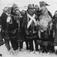 Bryllup i Kautokeino påsken 1957. En del mennesker står ved brudeparet.