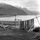 Garnheng, et av stativene med fiskegarn. Drabeng, med utsyn mot Kopangsfjellet i 1959.