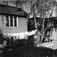 Enerhaugen, Oslo 1959. Småhus sett fra hagen. Hagemøbler og klesvask.