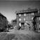 Enerhaugen, Oslo 1959. Trehusbebyggelse. Bil og tre barn i gata. (Langleiken?)