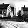 Enerhaugen, Oslo 1959. Nederste del av Johannesgata, sett fra vest. Gater, boliger og barn som leker i gata. Sørligata til venstre.