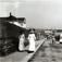 Bygdøy, Oslo 1911. Kvinner spaserer mot restaurant Dronningen. Fotside antrekk. Alle med hatter.
