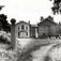 Losby, Lørenskog, Akershus. Hovedhuset og gårdsplassen sett fra innkjørslen. Storgårdsundersøkelser ved dr. Engelstad.
Fra dr. Eivind S. Engelstads storgårdsundersøkelser 1954.