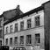 Korsgata 30, Grünerløkka, Oslo 1961. Gatebilde med parkerte biler og kvinne med barn foran huset.