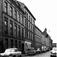 Korsgata 30, Grûnerløkka, Oslo 1961. Gatebilde med bygårder og parkerte biler.
